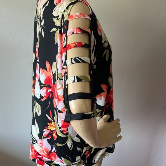 Black floral cut out sleeve top. Size large - Picture 11 of 11